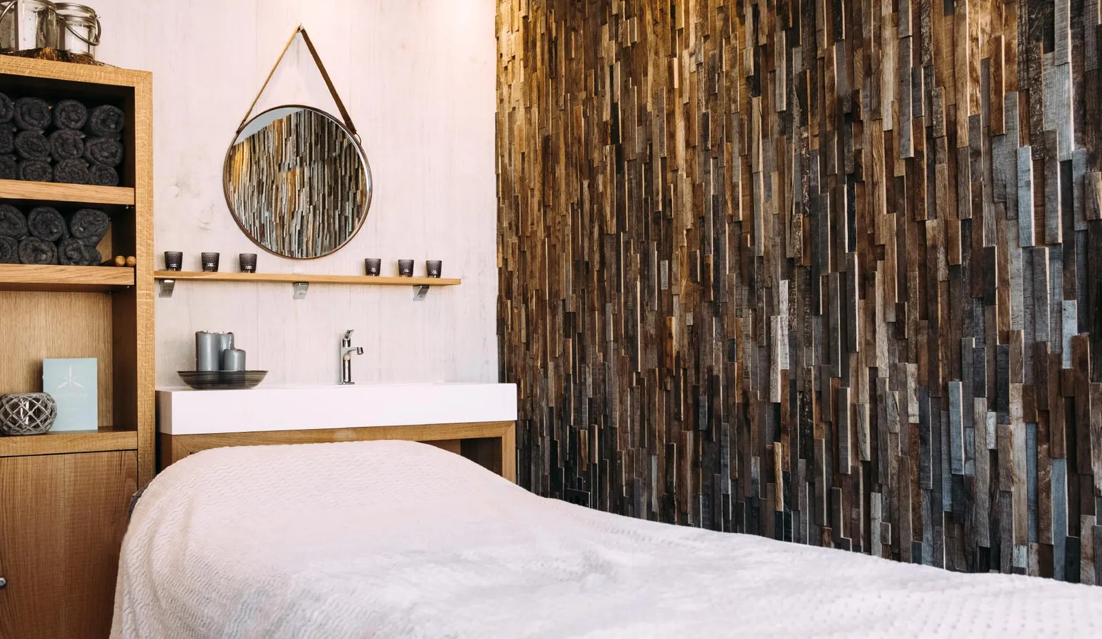 Silverlake-Dorset-Spa-Rustic-Treatment-room-design
